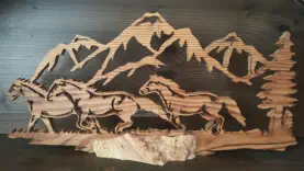 Wildpferde mit Berge im Hintergrund